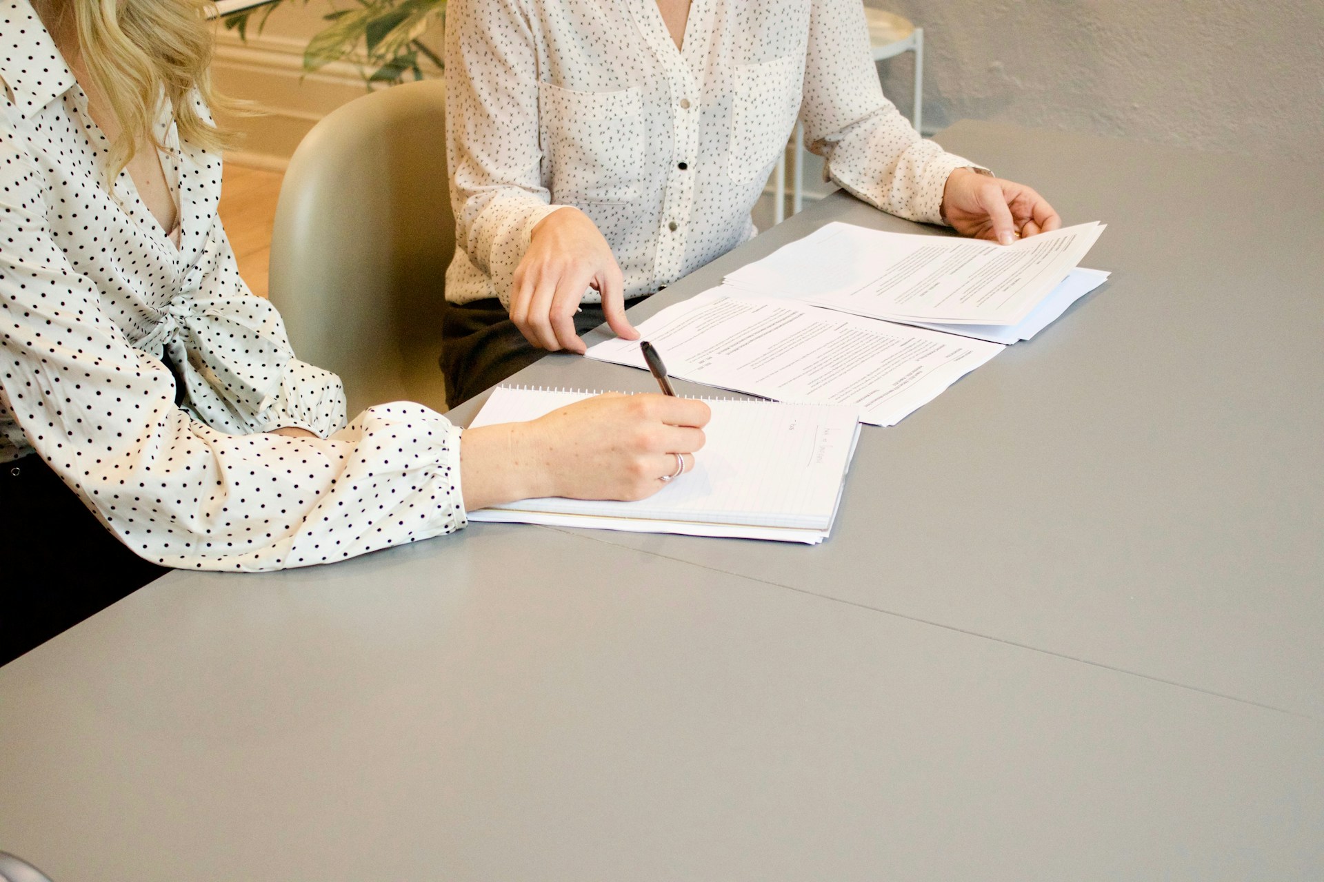 Foto di una persona che firma un contratto