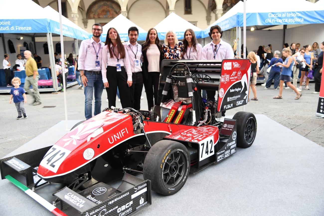 La rettrice Petrucci e la sindaca Funaro con Firenze Race Team