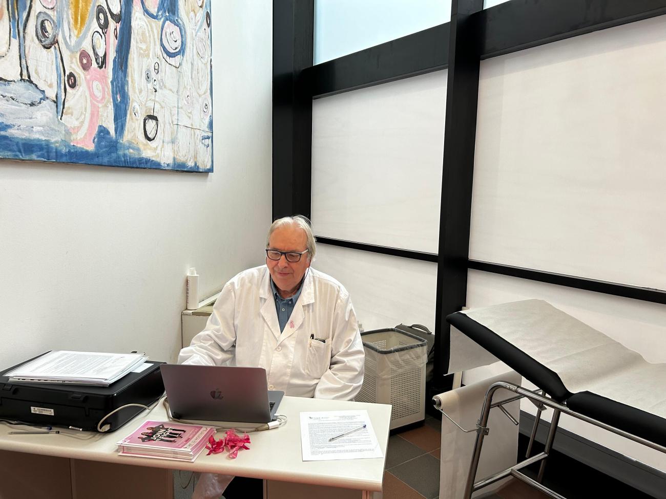 Un medico di LILT Firenze nell'ambulatorio della biblioteca di Novoli