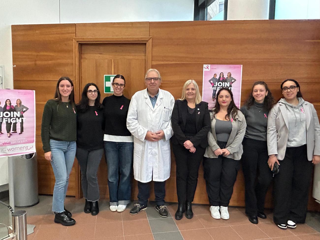 La rettrice e le studentesse di fronte all'ambulatorio della Biblioteca dove si eseguono gli screening