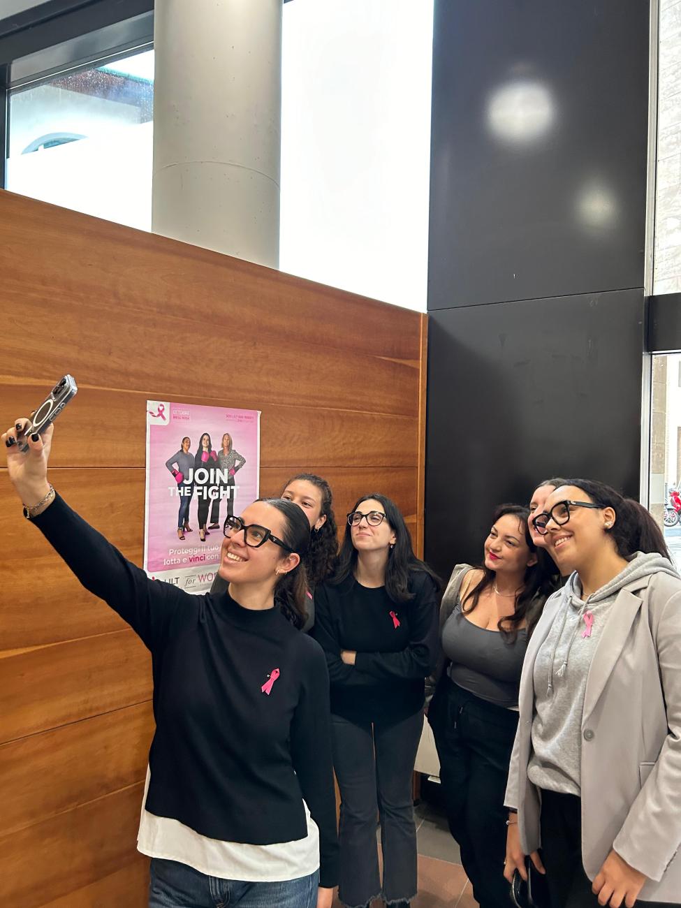 Gruppo di studentesse scatta un selfie all'ingresso dell'ambulatorio