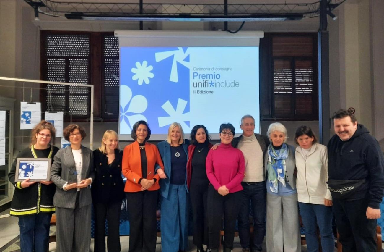 Foto di gruppo con rettrice Petrucci, assessora Spinelli e delegata Monaco con i premiati