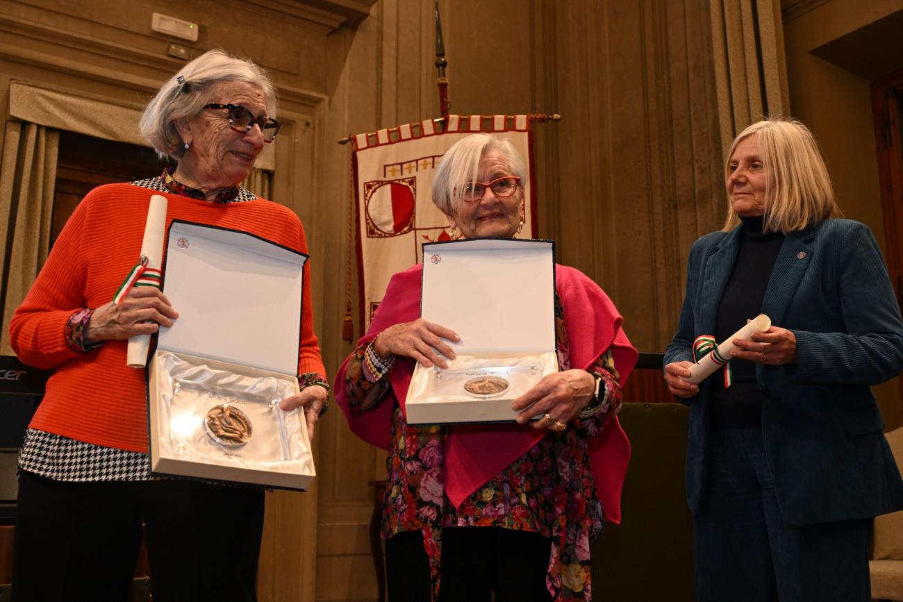 Andra e Tatiana Bucci ricevono la medaglia del centenario dell'Ateneo dalla rettrice Alessandra Petrucci