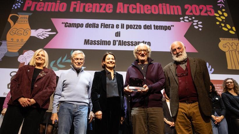 Massimo D'Alessandro ritira il Premio Firenze Archeofilm 2025 (film più votato dal pubblico) (Foto Giuseppe Cabras)