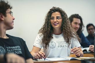 Ragazza che indossa una maglietta della linea merchandising di ateneo