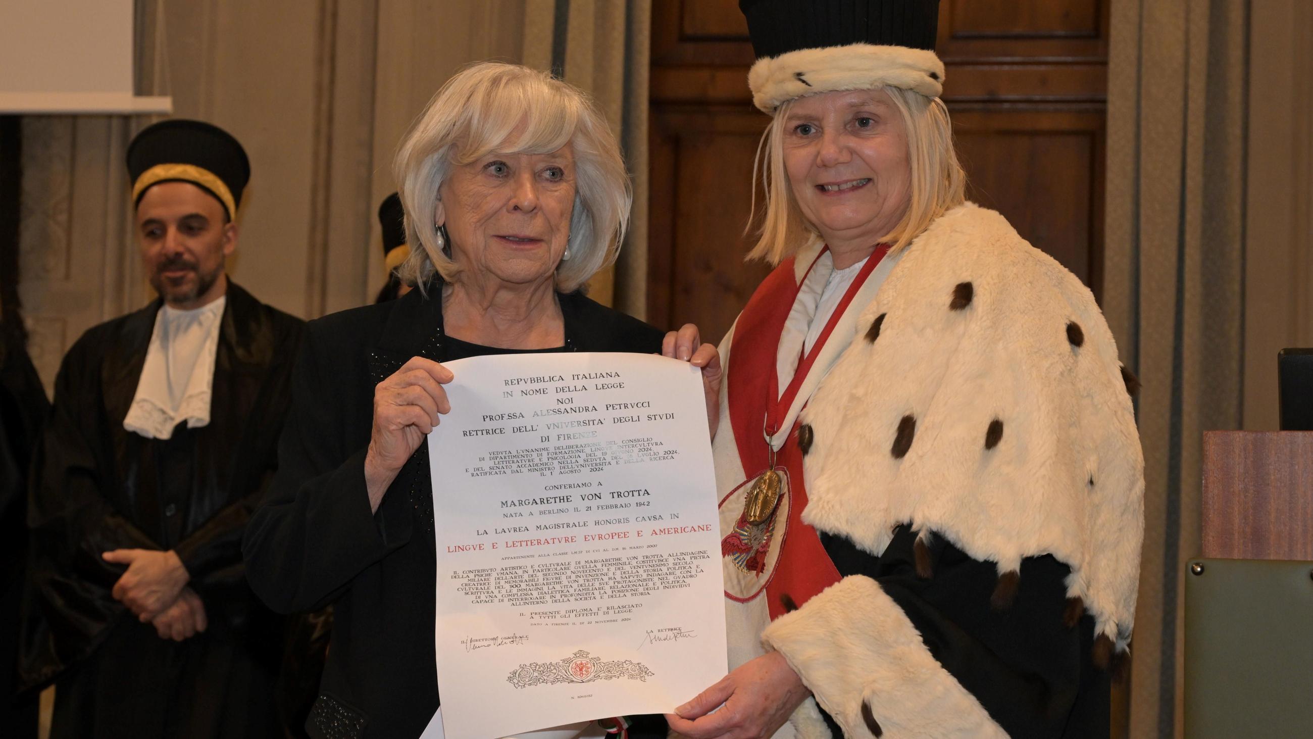 Margarethe von Trotta riceve il diploma dalla rettrice Alessandra Petrucci