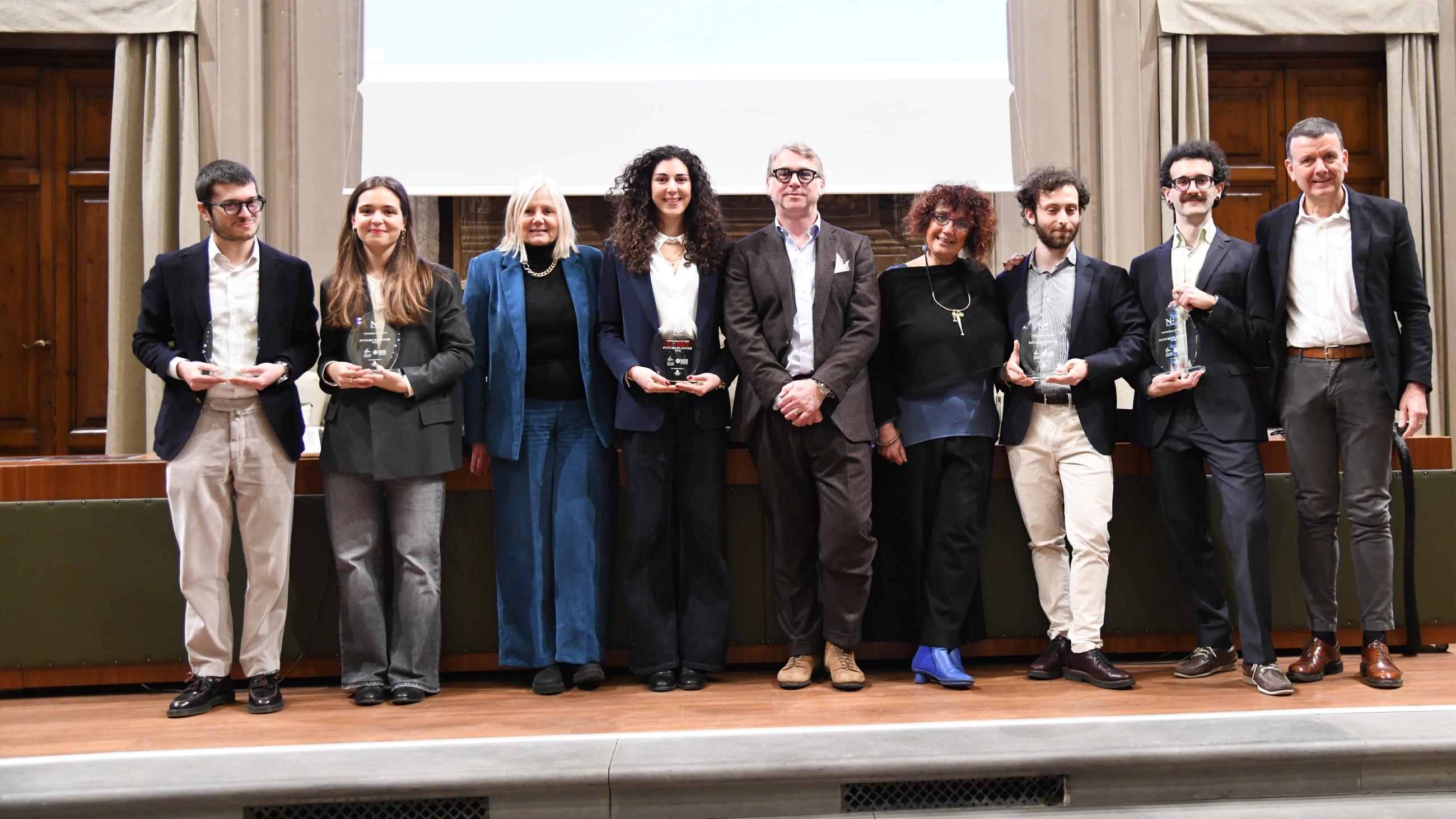 I vincitori di Navigare il Futuro con la rettrice Alessandra Petrucci e il prorettore Marco Pierini